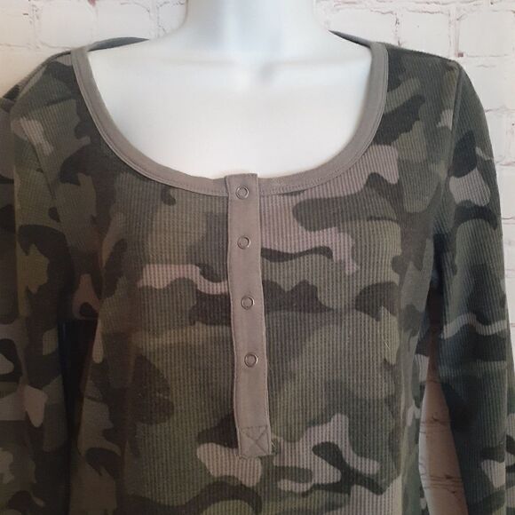 William Rast Kairah Camo Thermal Henley Top M - Picture 4 of 7